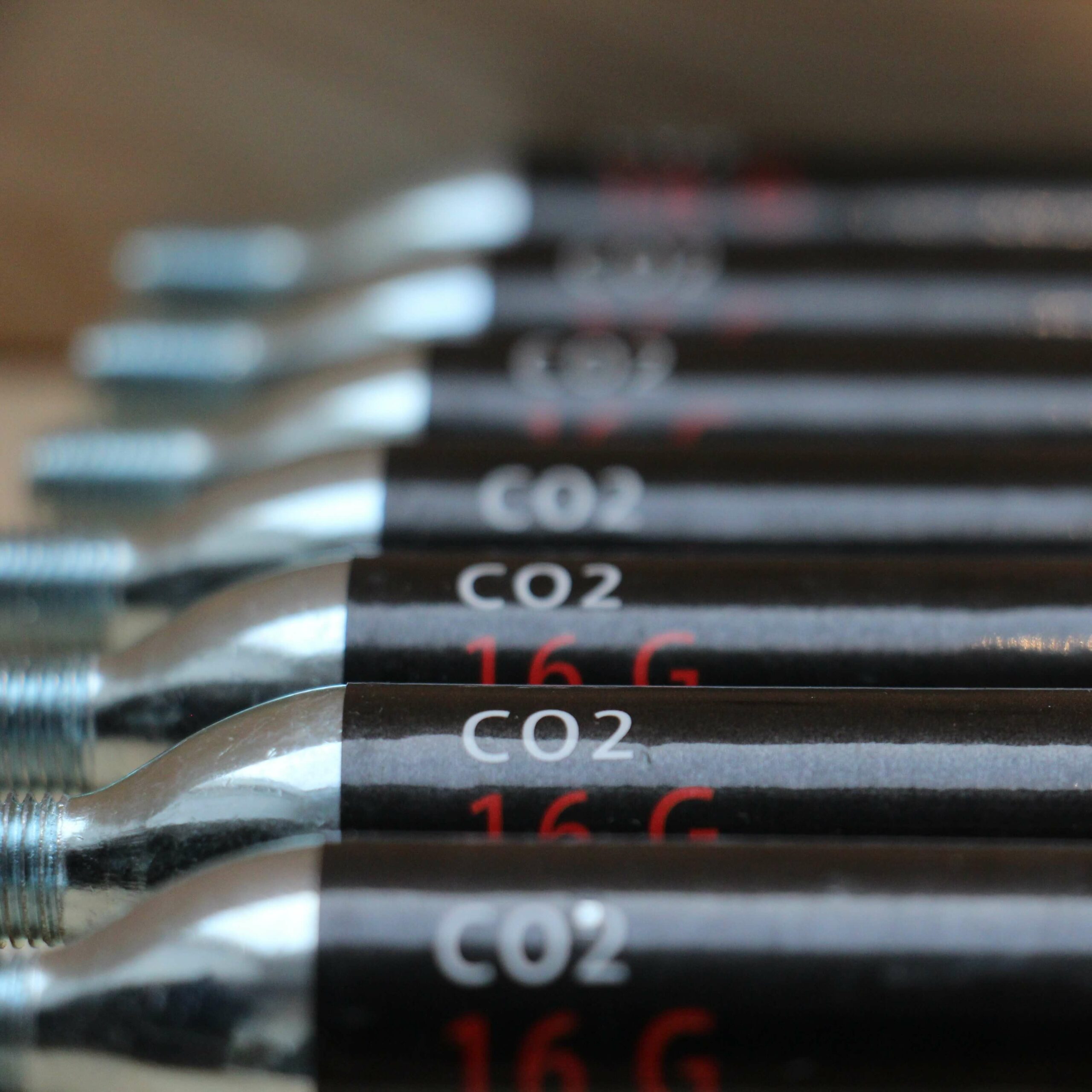 Selectiekader Stuiteren Machtigen CO2 patroon 16 gr met draad - Trishop: sportvoeding & trainingsmateriaal